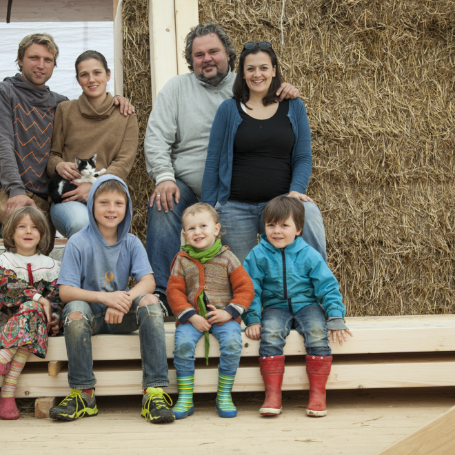 Familie Hoppe und Familie Schenker-Primus träumen von einem Haus aus Stroh. Im Bild: Alle Familienmitglieder zusammen auf der Baustelle.
