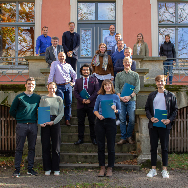 neudeli Fellowship 2021 (im Bild: Gruppenbild auf einer Treppe, neudeli Fellows und die Jury-Mitglieder). Credit: Gründerwerkstatt neudeli