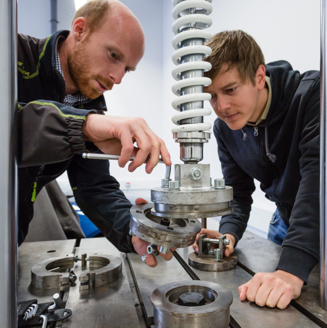 Automotiv Kredit für die Automobilzulieferer-Industrie (Ingenieure arbeiten an Maschine)