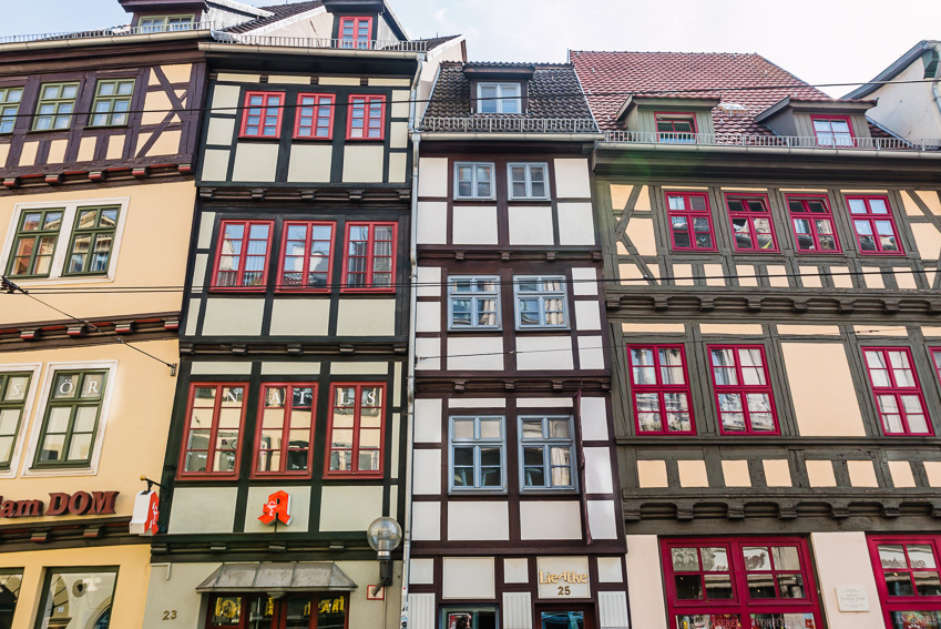 Historische Hausfassade in Erfurt zwischen Rathaus und Domplatz.