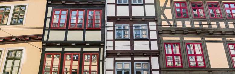 Historische Hausfassade in Erfurt zwischen Rathaus und Domplatz.