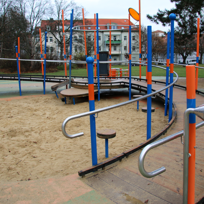 Barrierefreier Spielplatz BELLA in Erfurt mit Rampe und Rollstuhlkarussell