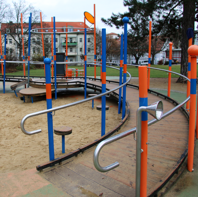 Barrierefreier Spielplatz BELLA in Erfurt mit Rampe und Rollstuhlkarussell