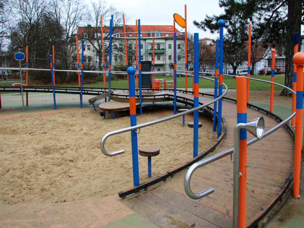 Barrierefreier Spielplatz BELLA in Erfurt mit Rampe und Rollstuhlkarussell