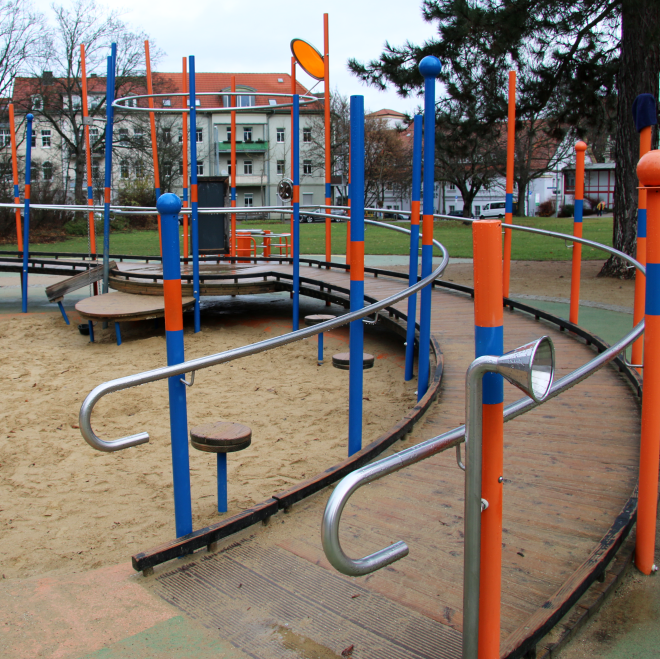 Barrierefreier Spielplatz BELLA in Erfurt mit Rampe und Rollstuhlkarussell