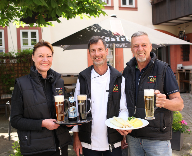 #Zuversicht: Zum güldenen Rade (im Bild: Gastroteam mit frisch gezapften Bier vor dem Gasthaus)