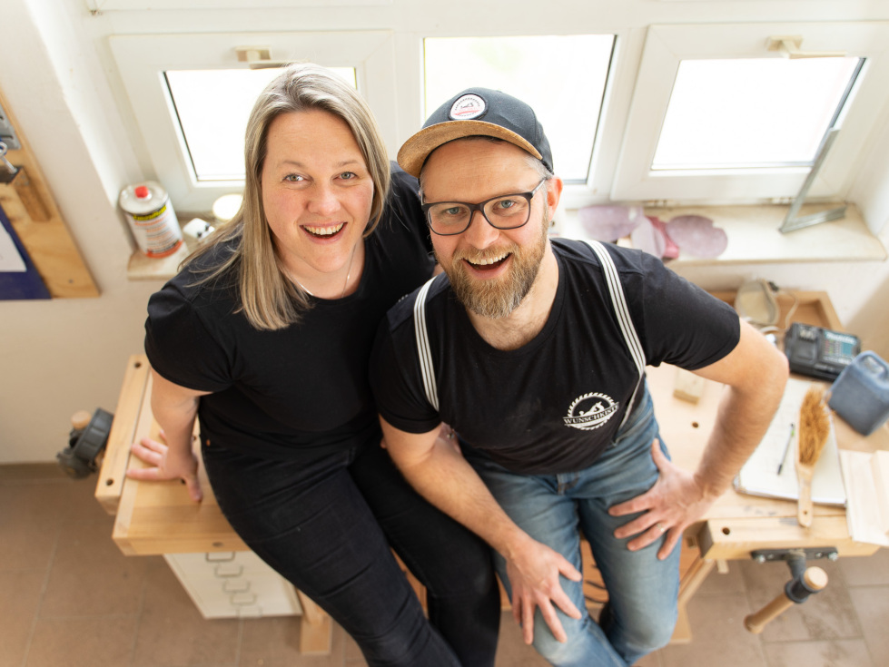 Mirko Fuhrmann, staatlich geprüfter Holztechniker, gründete die Wunschkiste. Seine Frau Kristin ist seit 2023 mit an Bord. (Copyright: Denise Leisner)