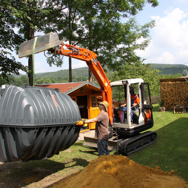 Förderung von Kleinkläranlagen (im Bild: Einbau einer Kleinkläranlage)