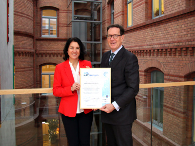 Matthias Wierlacher, Vorstandsvorsitzender der TAB, erhält die NAT-Urkunde aus den Händen von Dr. Cornelia Haase-Lerch, Hauptgeschäftsführerin der IHK Erfurt und Mitglied im Lenkungskreis des Nachhaltigkeitsabkommens.