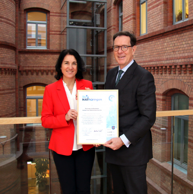 Matthias Wierlacher, Vorstandsvorsitzender der TAB, erhält die NAT-Urkunde aus den Händen von Dr. Cornelia Haase-Lerch, Hauptgeschäftsführerin der IHK Erfurt und Mitglied im Lenkungskreis des Nachhaltigkeitsabkommens.