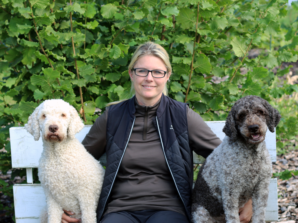 Echte Spürnasen: Mit den Hündinnen Jette und Alba geht Anja Kolbe-Nelde auf Trüffelsuche.