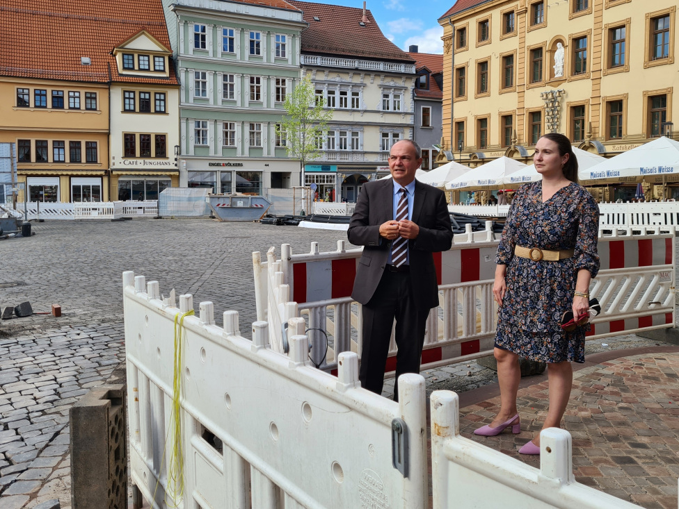 Knut Kreuch, Oberbürgermeister der Stadt Gotha, im Gespräch mit Staatssekretärin Katharina Schenk