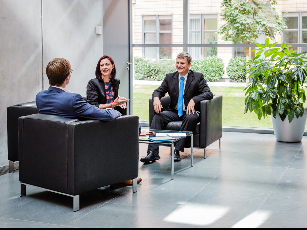 Karriere bei der Thüringer Aufbaubank (im Bild: Mitarbeiter*innen im Gespräch)