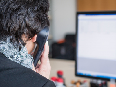 111Corona Hotline (im Bild: Mitarbeiterin am Telefon)