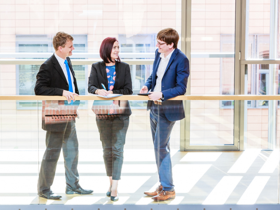 Karriere bei der Thüringer Aufbaubank (im Bild sind drei Mitarbeiterinnen und Mitarbeiter der TAB zu sehen)