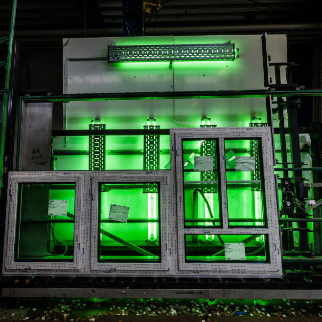 Green Invest (im Bild zu sehen sind neue Fenster, die von grünem Licht angeleuchtet sind)