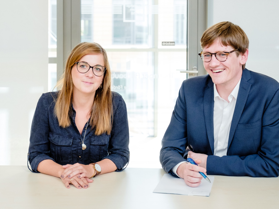 Beteiligungskapital für Startups in Thüringen (im Bild: drei junge Menschen in Businesskleidung in einem Gespräch)