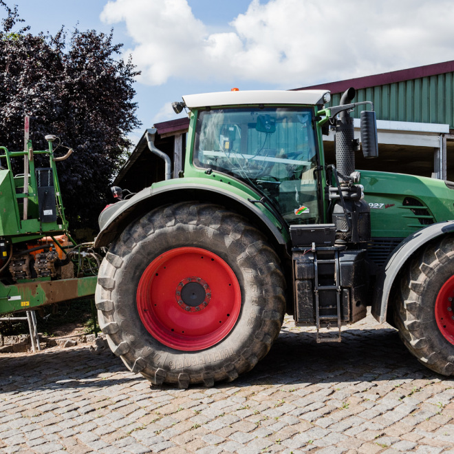 ILU 2023: Traktor mit Anhänger auf einem Thüringer Landwirtschaftsbetrieb.