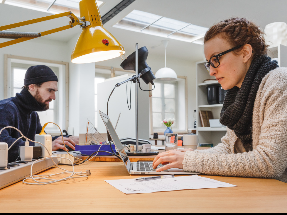 Förderung für die Existenzgründung in Thüringen (Auf dem Bild: Zwei junge Menschen sitzen vor ihren Laptops in einem Büro).