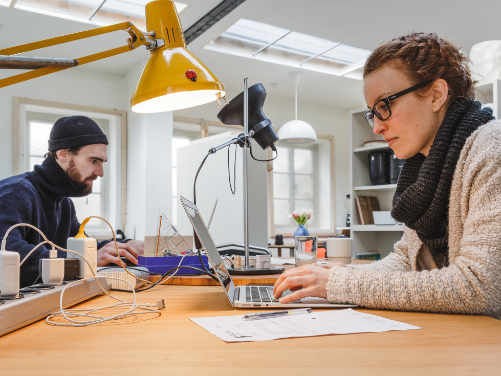 Förderung für die Existenzgründung in Thüringen (Auf dem Bild: Zwei junge Menschen sitzen vor ihren Laptops in einem Büro).