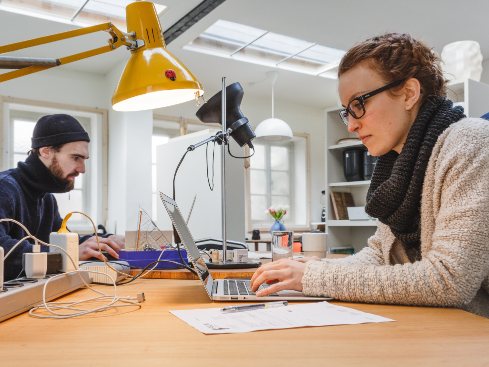 Förderung für die Existenzgründung in Thüringen (Auf dem Bild: Zwei junge Menschen sitzen vor ihren Laptops in einem Büro).