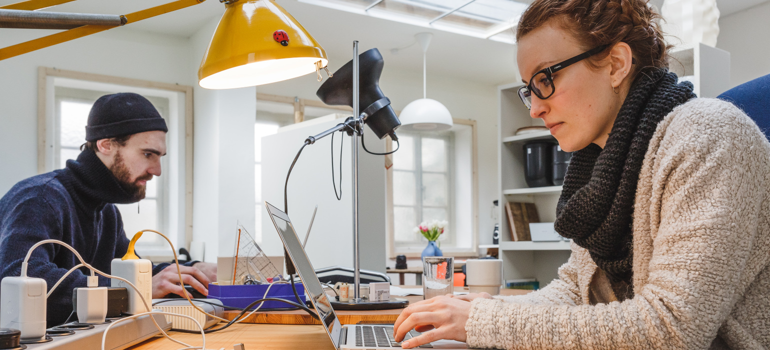 Förderung für die Existenzgründung in Thüringen (Auf dem Bild: Zwei junge Menschen sitzen vor ihren Laptops in einem Büro).