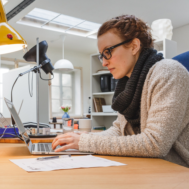 Förderung für die Existenzgründung in Thüringen (Auf dem Bild: Zwei junge Menschen sitzen vor ihren Laptops in einem Büro).