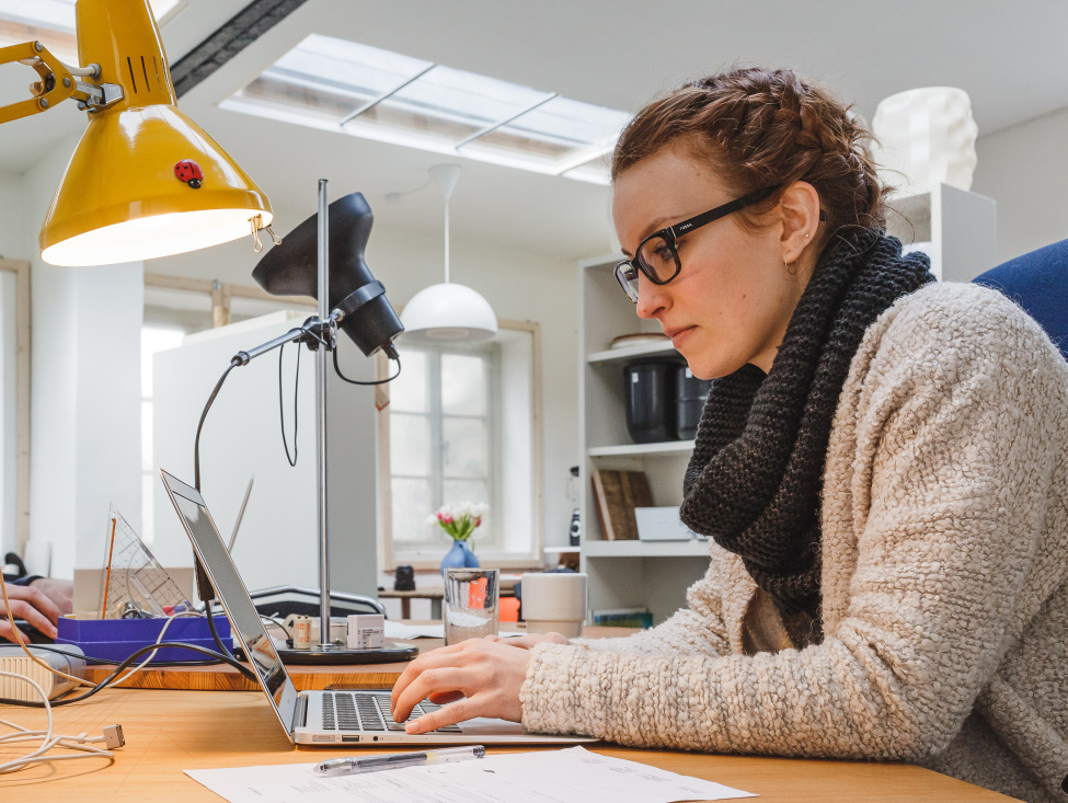 Förderung für die Existenzgründung in Thüringen (Auf dem Bild: Zwei junge Menschen sitzen vor ihren Laptops in einem Büro).