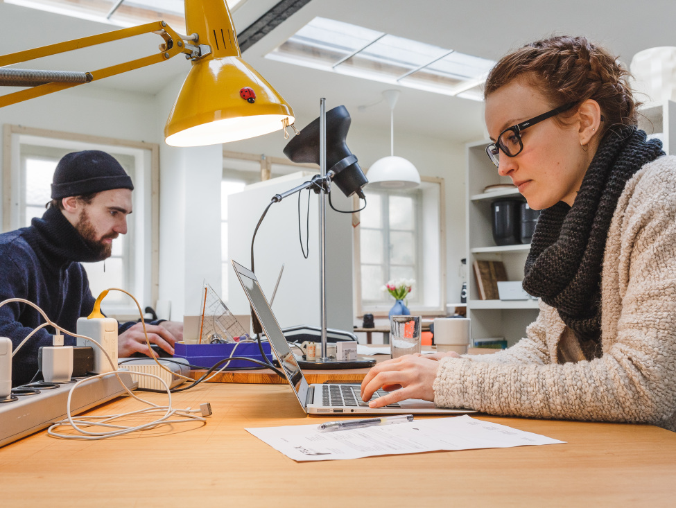 Förderung für die Existenzgründung in Thüringen (Auf dem Bild: Zwei junge Menschen sitzen vor ihren Laptops in einem Büro).