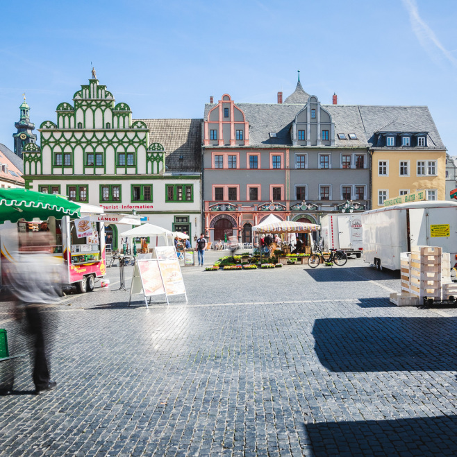 Härtefallausgleichszahlungen für Kommunen (im Bild: Alltag in Kommunen - buntes Treiben auf dem Marktplatz der Stadt Weimar)