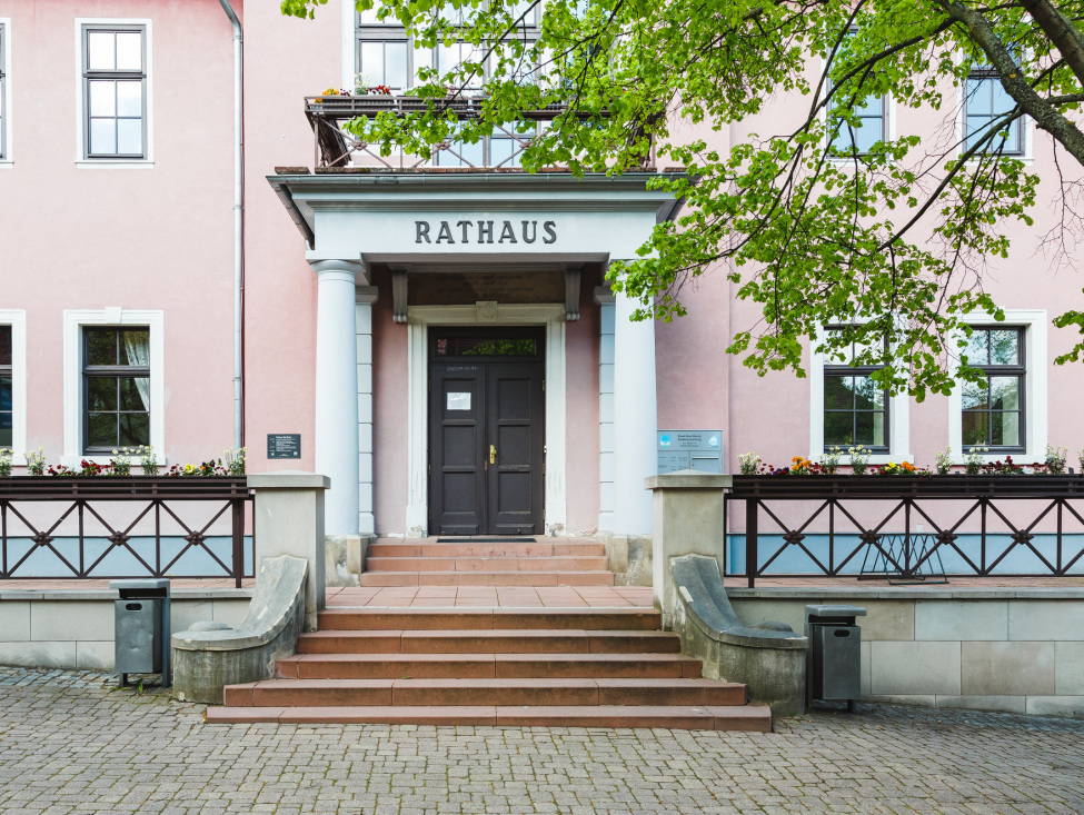 Förderprogramme für öffentliche Einrichtungen und Kommunen (im Bild zu sehen ist das Rathaus in Bad Berka)