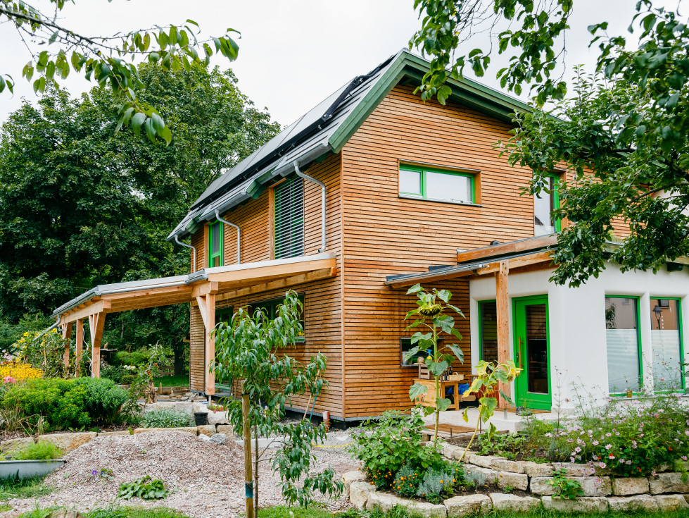 Energieeffizientes Eigenheim: Die Bundesförderung für effiziente Gebäude (BEG) (Auf dem Bild: Ein Holzhaus)
