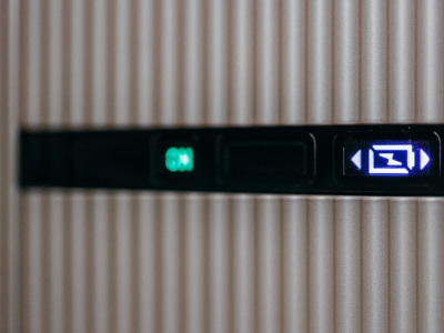 Auf dem Bild: Das Piktogramm einer ladenden Batterie als LED-Anzeige. Auf dem Bild: Das Piktogramm einer ladenden Batterie als LED-Anzeige.