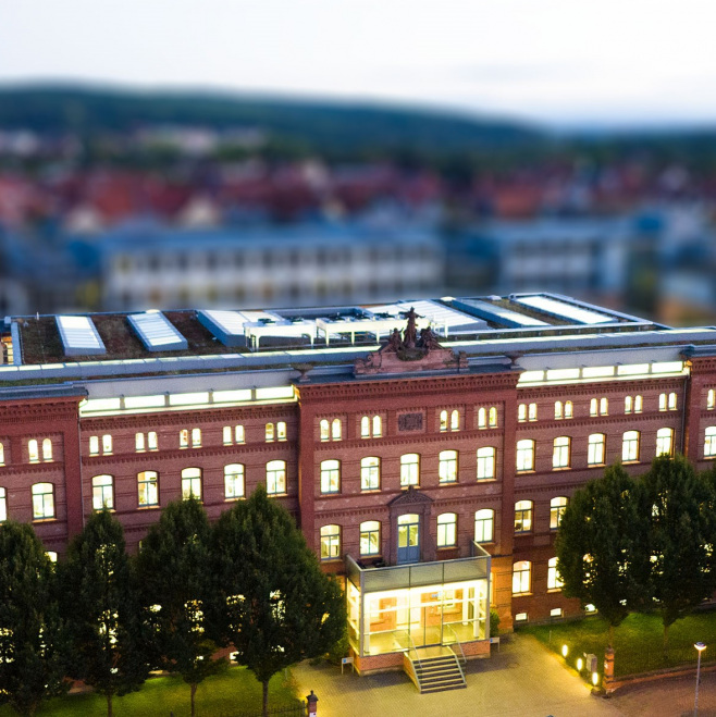 TAB-Zentrale im Erfurt Brühl (im Bild: Das historische Benary-Gebäude im Abendlicht, aufgenommen mit einer Drohne)