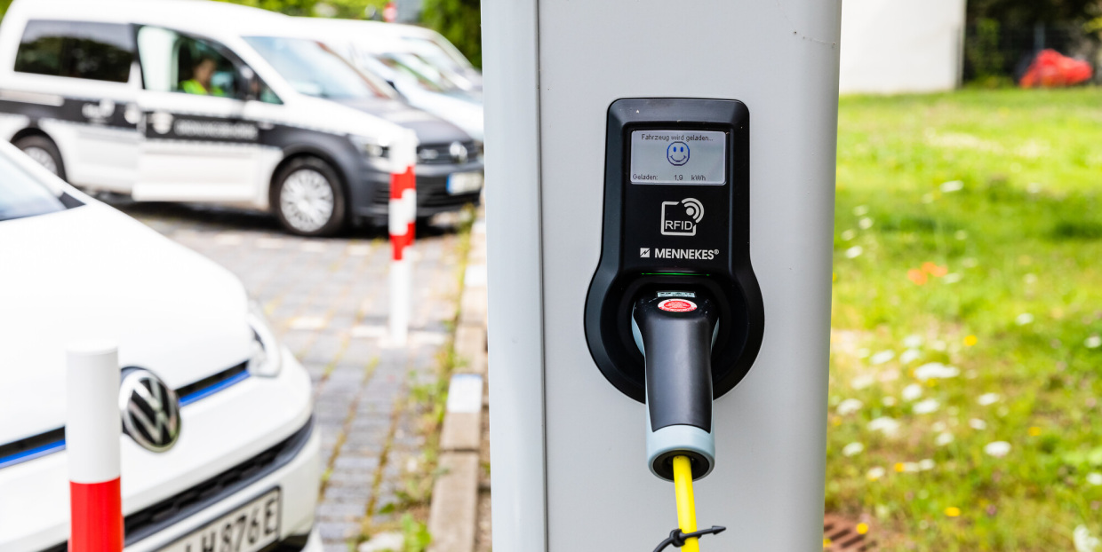 Nachhaltigkeit im Freistaat (auf dem Bild: Eine Ladesäule für Elektrofahrzeuge)