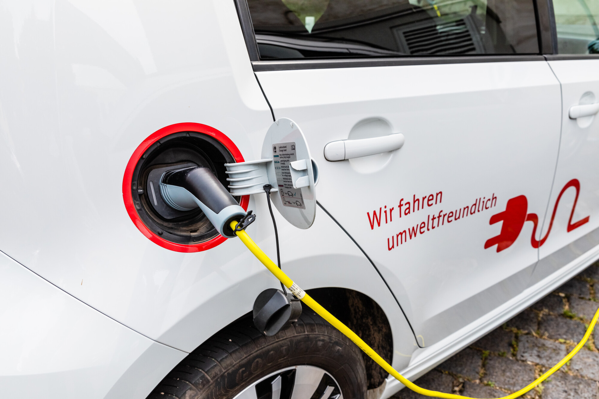 Förderung für Elektromobilität in Thüringen: Elektroautos und Hybridfahrzeuge (im Bild: Elektrofahrzeug wird aufgeladen)