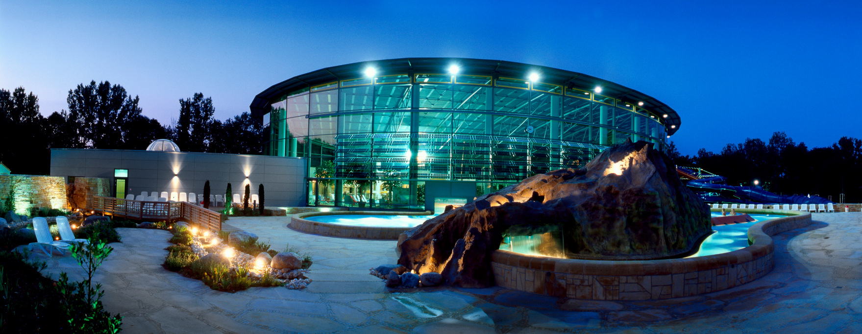 Nachtaufnahme der Avenida-Therme in Hohenfelden