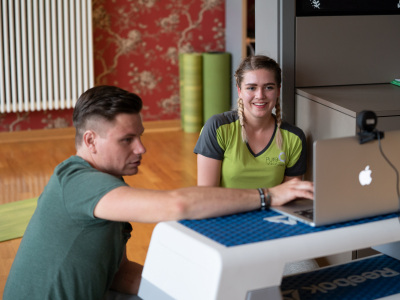 Fred und Louisa starten das Online Workout