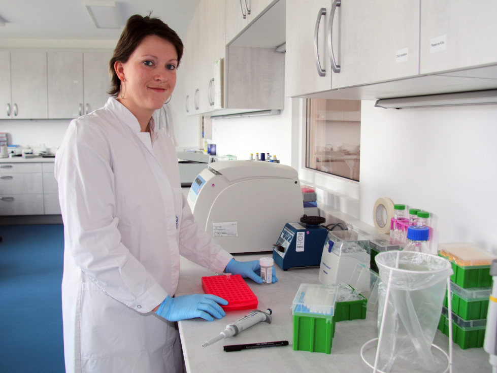 #TABinterview zum Thüringen-Stipendium: Carolin Dippmann (im Bild: Foto von Dr. Carolin Dippmann im Laborkittel im Labor)