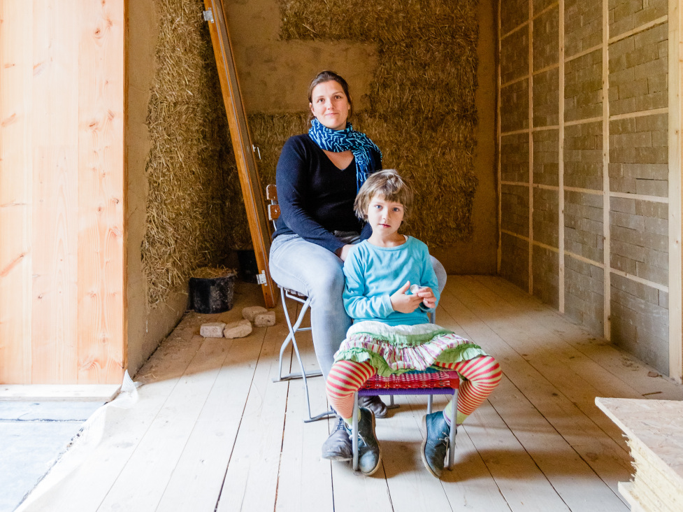 TAB Magazin 5 - Titelfoto (im Bild zu sehen ist Architektin Sarah Hoppe mit ihrem Kind aus der Baustelle)