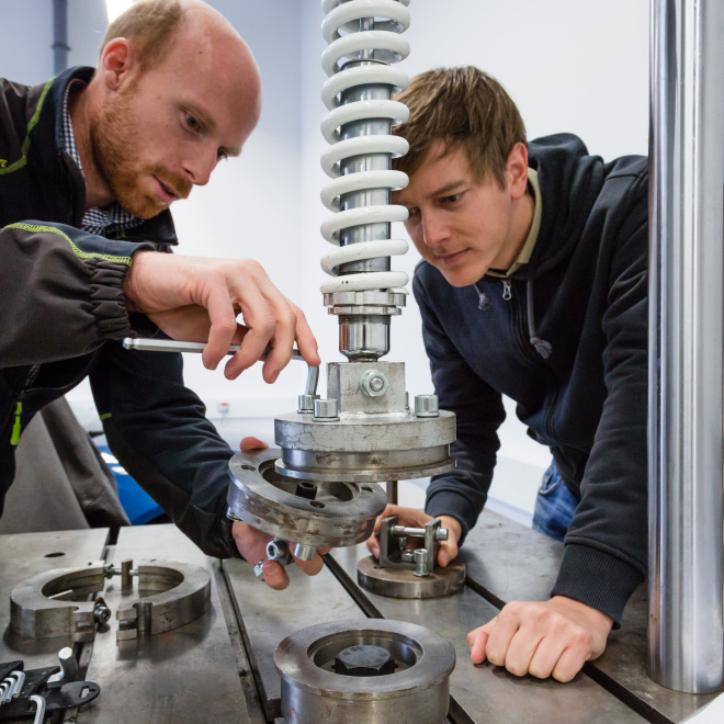 Automotiv Kredit für die Automobilzulieferer-Industrie (Ingenieure arbeiten an Maschine)