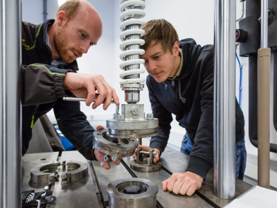 Automotiv Kredit für die Automobilzulieferer-Industrie (Ingenieure arbeiten an Maschine) Automotiv Kredit für die Automobilzulieferer-Industrie (Ingenieure arbeiten an Maschine)