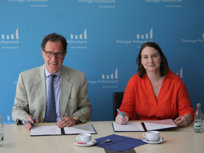 Die Staatssekretärin für Kommunales, Katharina Schenk, hat am Montag, den 26. Juli 2023, in der Thüringer Aufbaubank (TAB) mit Matthias Wierlacher, TAB-Vorstandsvorsitzender, die Vereinbarung zur Fortsetzung der Kommunalberatung unterzeichnen.