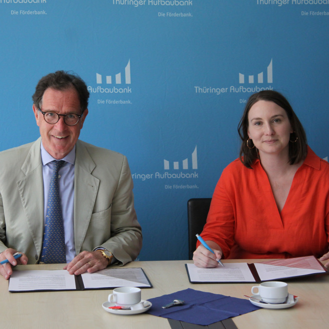 Die Staatssekretärin für Kommunales, Katharina Schenk, hat am Montag, den 26. Juli 2023, in der Thüringer Aufbaubank (TAB) mit Matthias Wierlacher, TAB-Vorstandsvorsitzender, die Vereinbarung zur Fortsetzung der Kommunalberatung unterzeichnen.