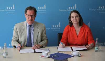 Die Staatssekretärin für Kommunales, Katharina Schenk, hat am Montag, den 26. Juli 2023, in der Thüringer Aufbaubank (TAB) mit Matthias Wierlacher, TAB-Vorstandsvorsitzender, die Vereinbarung zur Fortsetzung der Kommunalberatung unterzeichnen. Die Staatssekretärin für Kommunales, Katharina Schenk, hat am Montag, den 26. Juli 2023, in der Thüringer Aufbaubank (TAB) mit Matthias Wierlacher, TAB-Vorstandsvorsitzender, die Vereinbarung zur Fortsetzung der Kommunalberatung unterzeichnen.