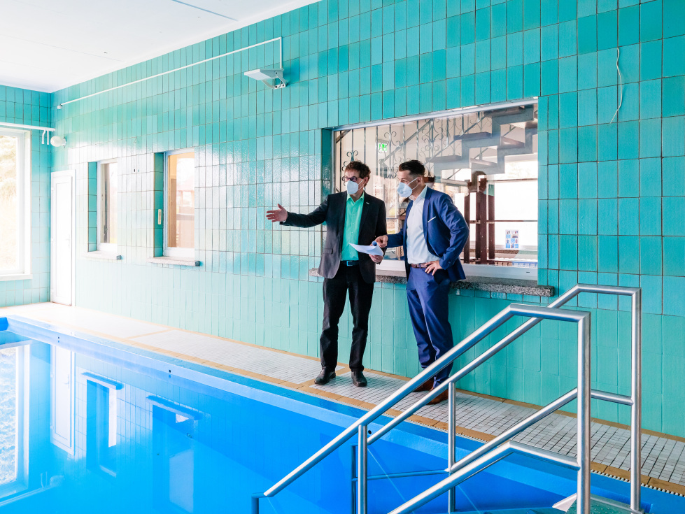TAB Magazin: Schwerpunkt Kommunalwirtschaft (im Bild: Hallenbad in Dingelstädt von innen, zwei Herren stehen am Beckenrand)