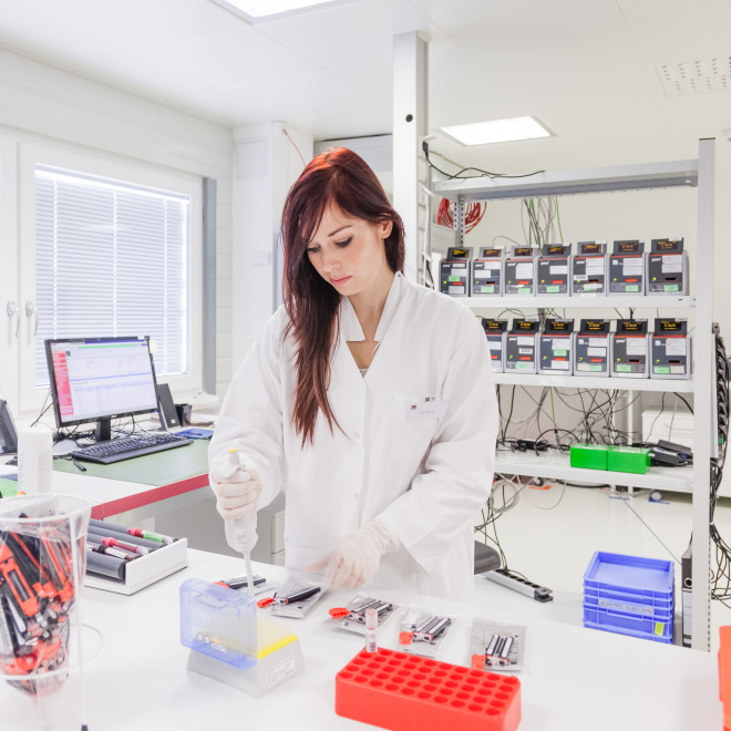 Medizin Kredit (Medizinerin im Labor)
