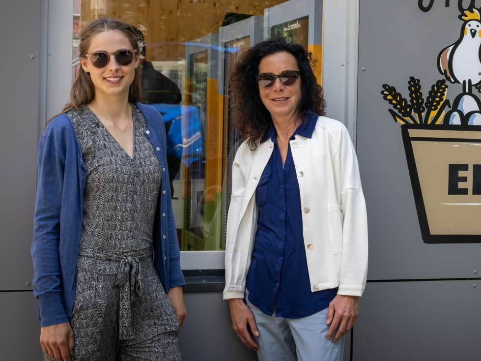 Luise Unger und Yvonne Küntzer vom Regionalmarktplatz Erfurt bei der Eröffnung am 26.05.2023.