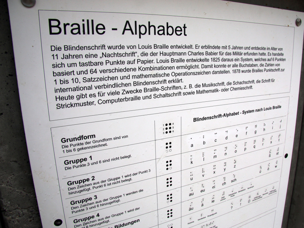 Förderung der Barrierefreiheit in Thüringen (im Bild: Informationstafel zur Braille-Schrift in Erfurt)