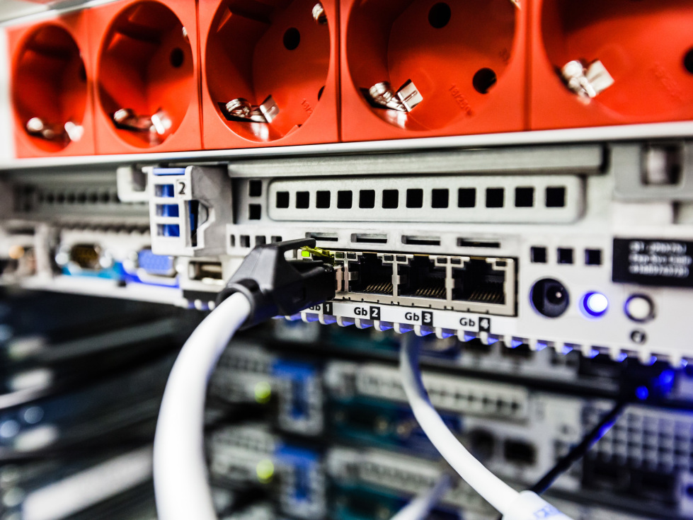 Digitalbonus (im Bild zu sehen sind Anschlüsse und Kabel in einem Serverraum)